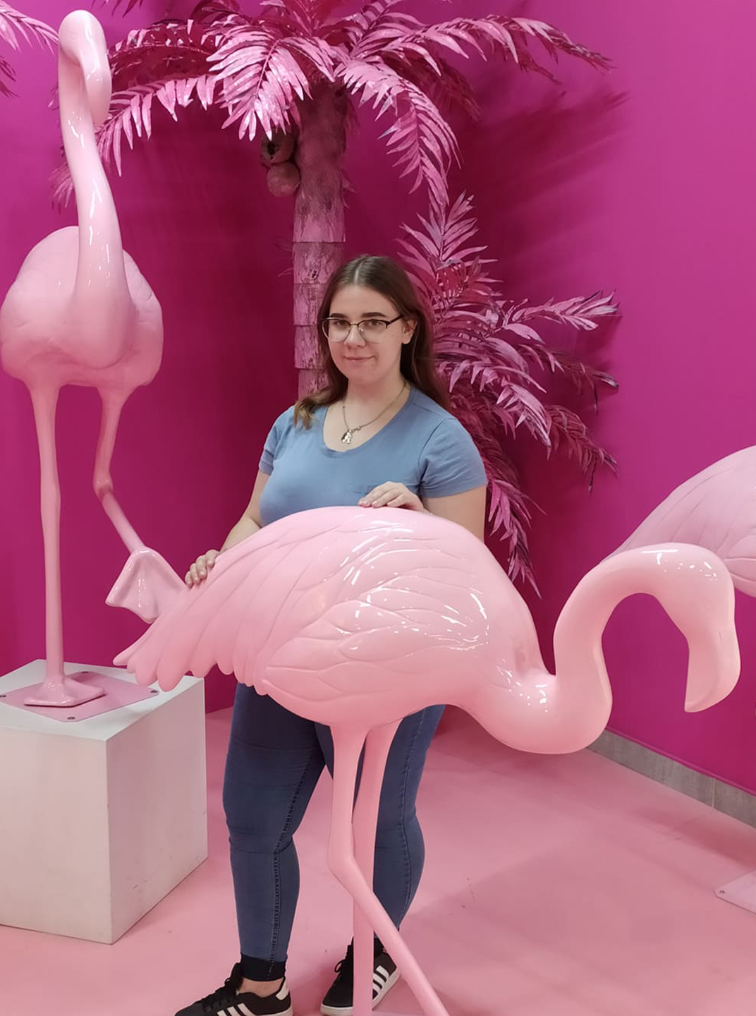 Wiktoria z figurką flaminga