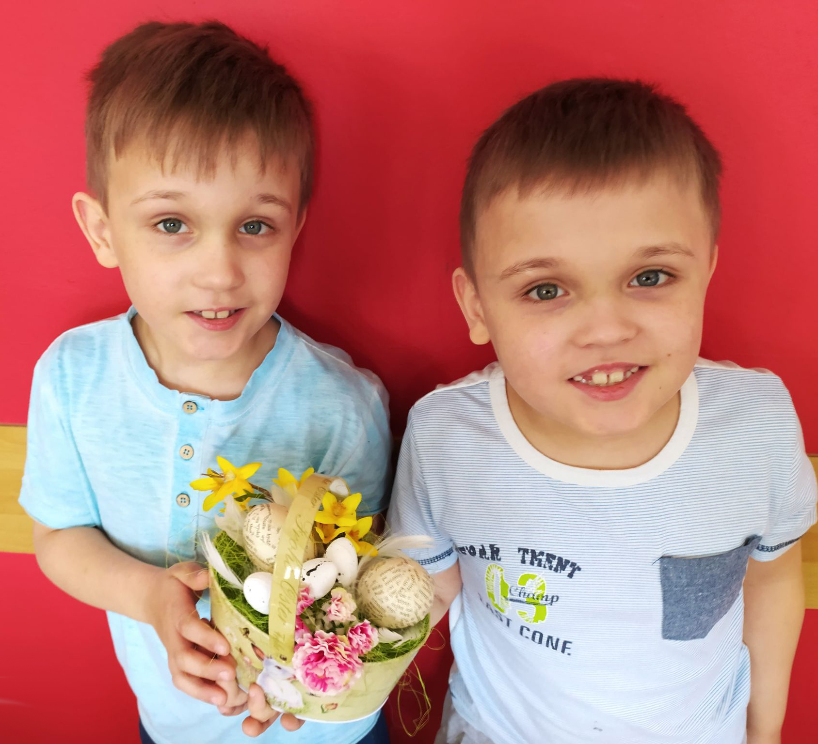 dwaj chłopcy prezentują stroik wielkanocny