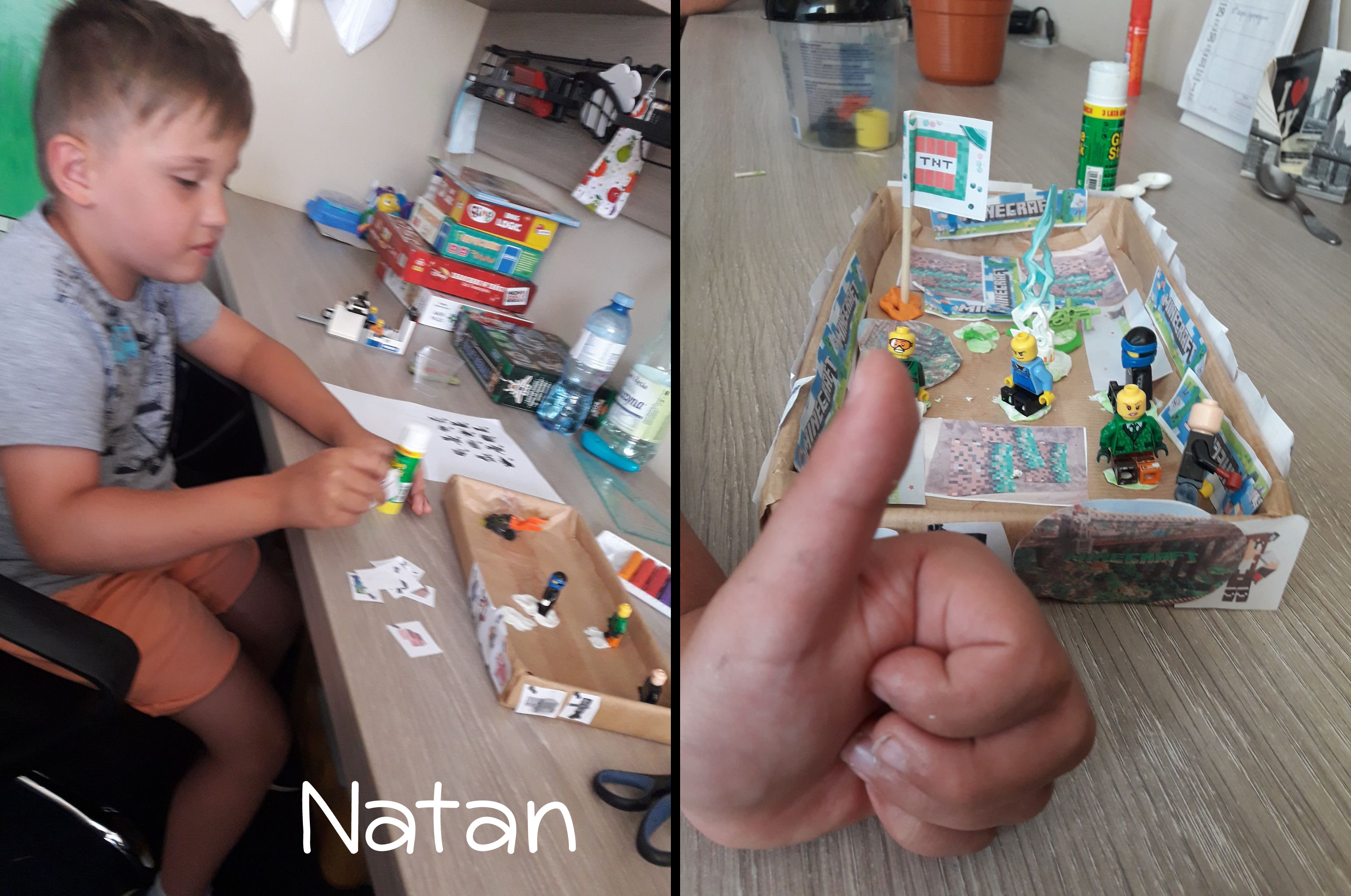 Natan siedzi przy stole z przyborami plastycznymi, skleja elementy pudełk