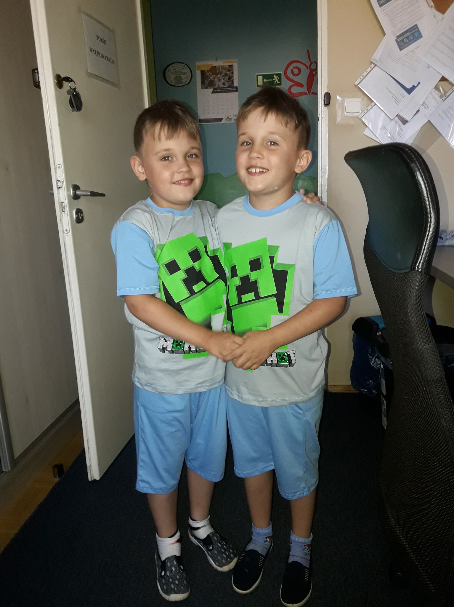 Chłopcy stoją w piżamach Minecraft
