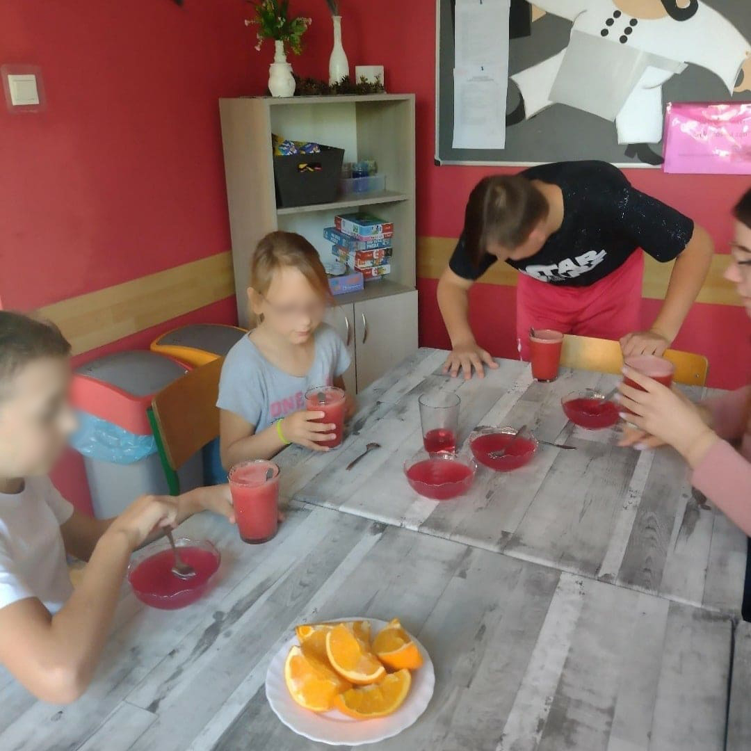 dzieci piją koktajl z arbuza