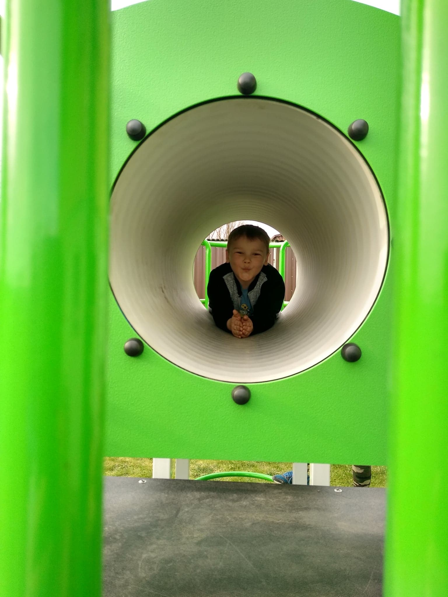 chłopiec w tunelu na placu zabaw