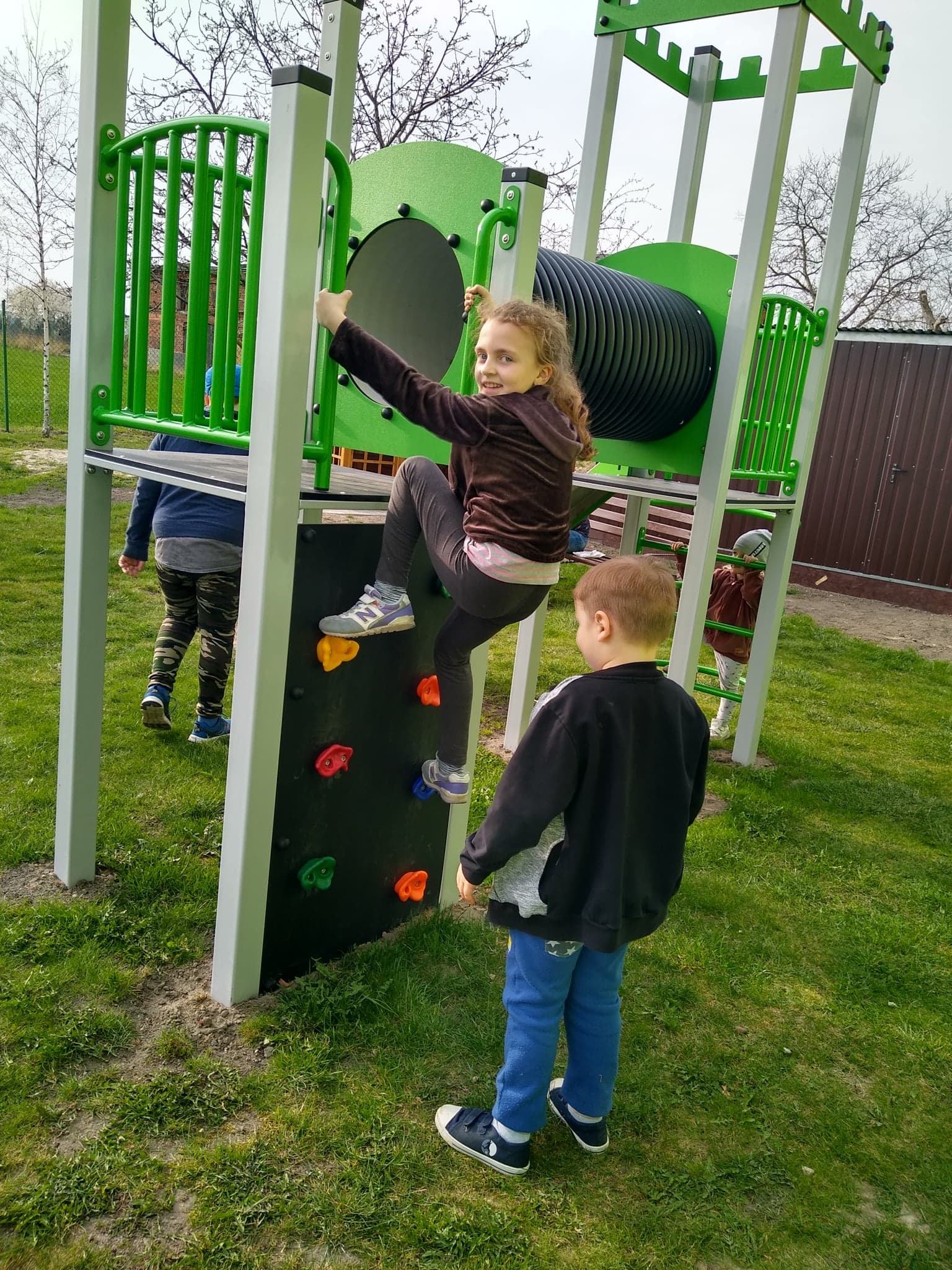 dzieci wspinają się na plac zabaw