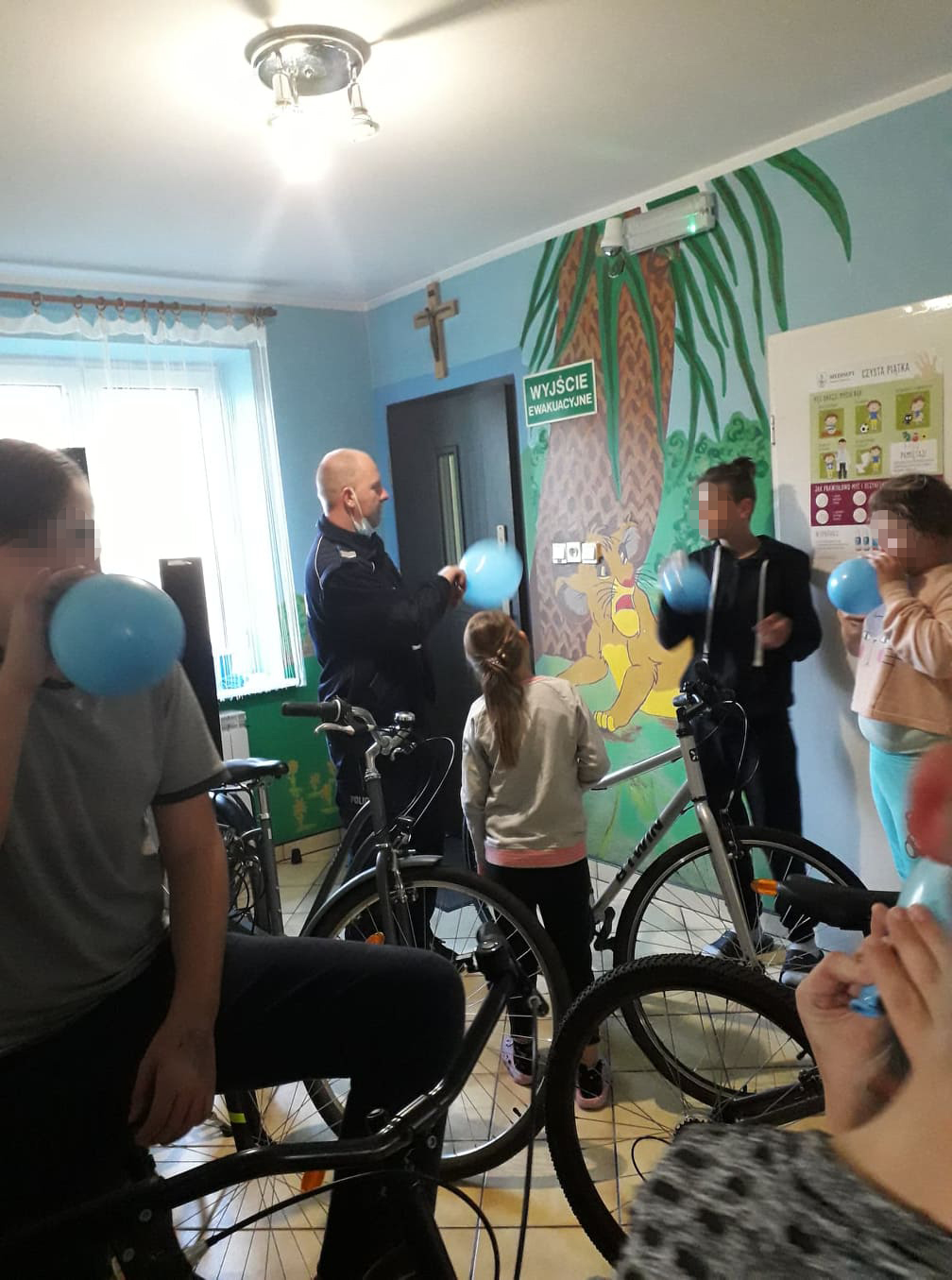 dzieci, policjant i rowery